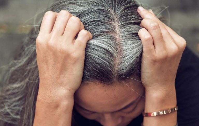 ¡Adiós al tinte! El remedio casero para quitar las canas en unas horas