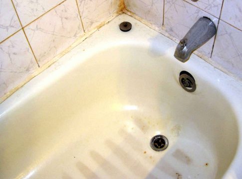 El truco para limpiar la cal y las manchas de tu ducha o bañera 1 El truco para limpiar la cal y las manchas de tu ducha o bañera