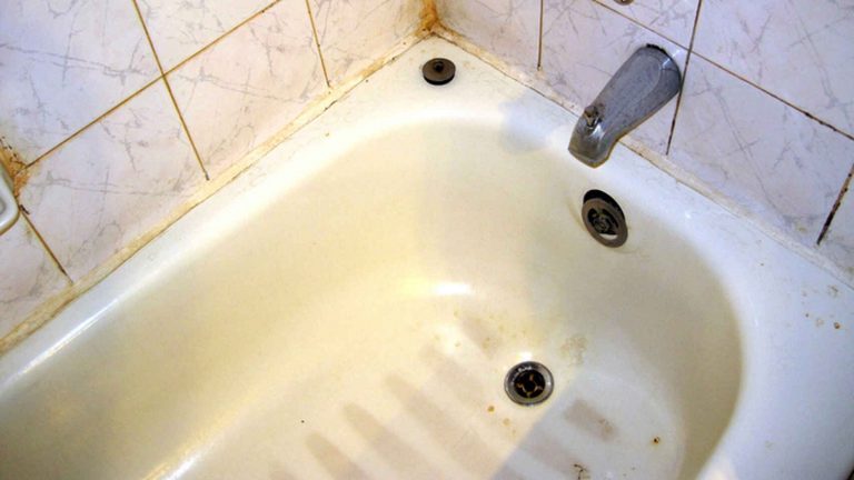 El truco para limpiar la cal y las manchas de tu ducha o bañera