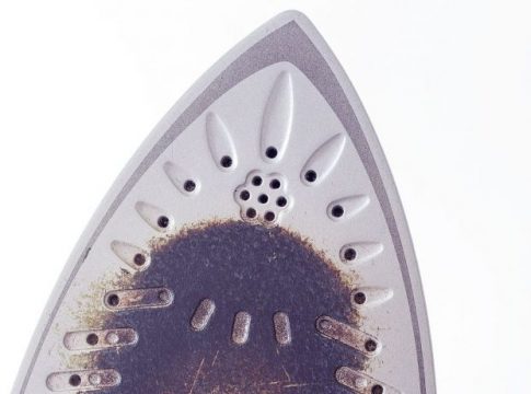 El truco para limpiar una plancha 1 El truco para limpiar una plancha