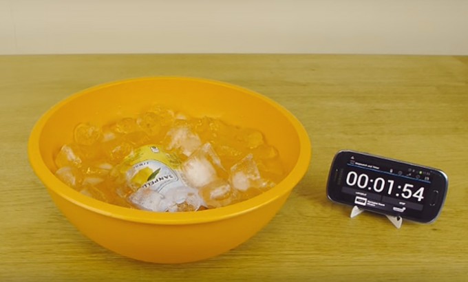 El truco que enfría tu lata de Coca-Cola o cerveza en segundos