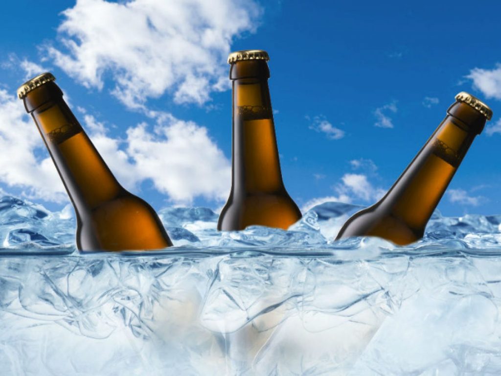 ¿Se puede colocar hielo en el vaso de cerveza para enfriarlo?  