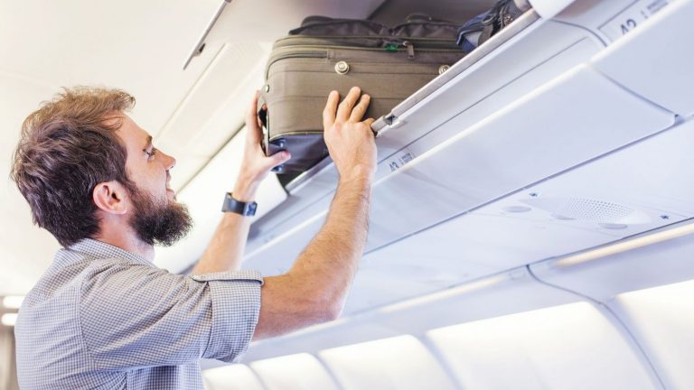 Equipaje de mano de las aerolíneas: la UE expedienta a España por las multas a Ryanair, Vueling y easyJet