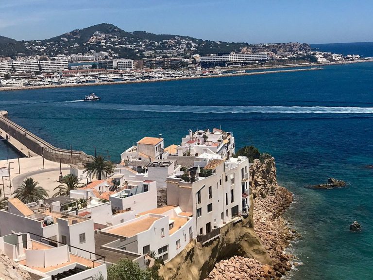 La crisis de vivienda en Ibiza obliga a dormir entre nichos del cementerio de Sant Jordi