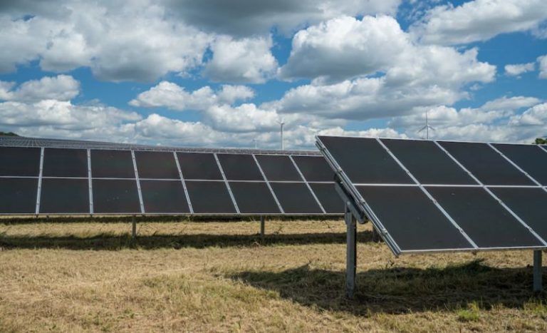 La Unión Española Fotovoltaica propone medidas de ahorro y el uso de renovables para reducir la dependencia energética del exterior