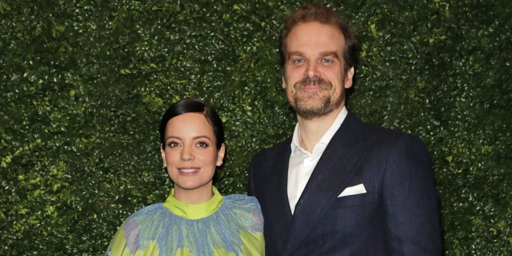 David Harbour y Lily Allen