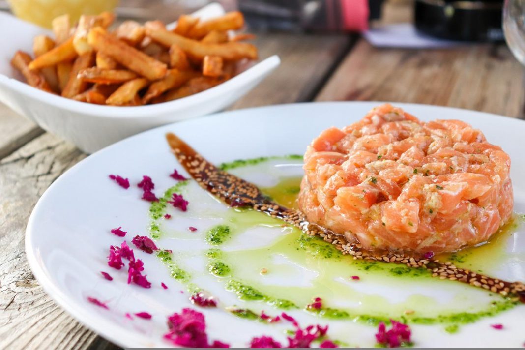 Tartar de salmón el truco para que no se deshaga antes de llegar a la mesa