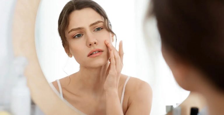 Los alimentos que jamás puedes tomar si sufres acné o te salen espinillas