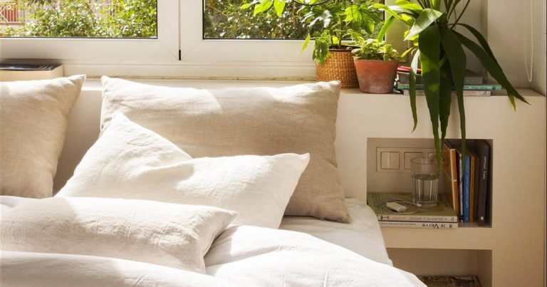 Elimina las manchas amarillas de la almohada con estos trucos