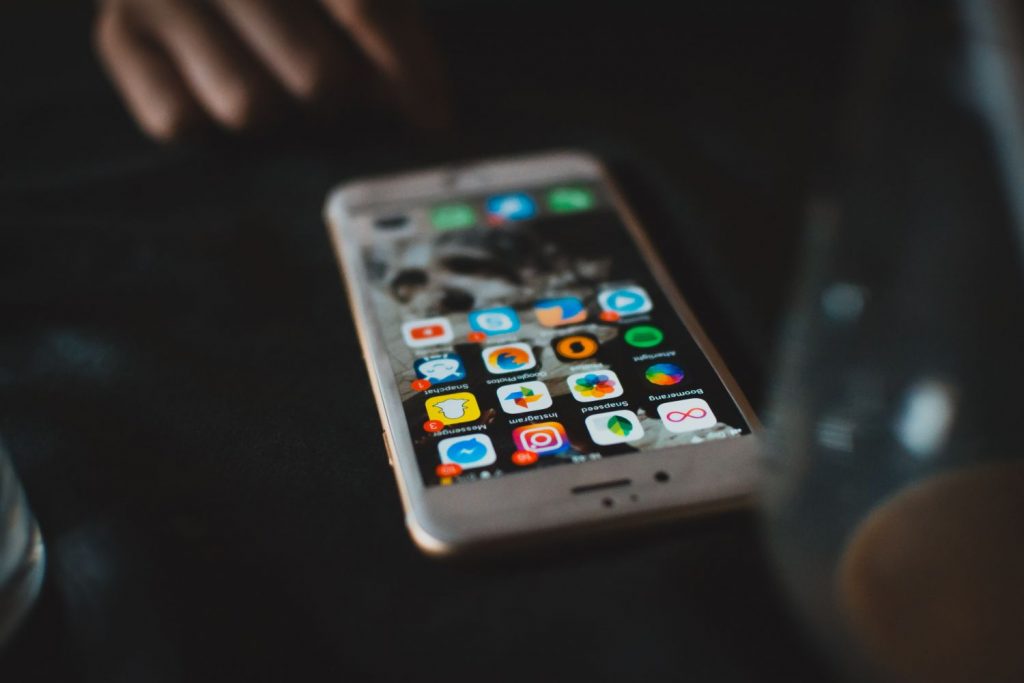 Aplicaciones en Android e iPhone que te van a robar