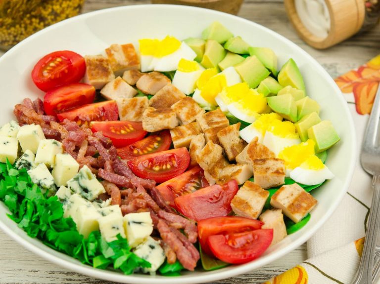 Elimínalas de tu dieta: ensaladas que no son tan sanas como pensabas