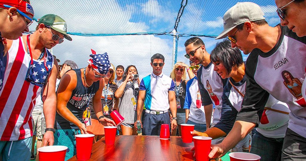 Estos son los mejores juegos para beber con tus amigos de fiesta 135 Flip Cup Beber