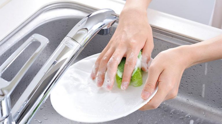 Fregar los platos es la tarea del hogar más atractiva, según una encuesta