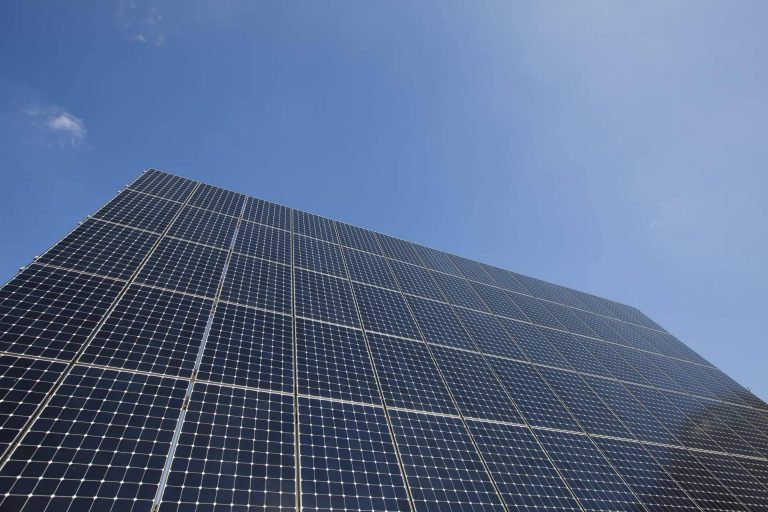 Sud Renovables instala paneles solares en fachadas