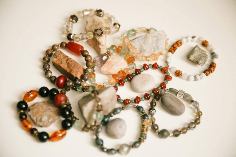 Tierra de Gema expone los principales beneficios de las pulseras de piedras para la salud