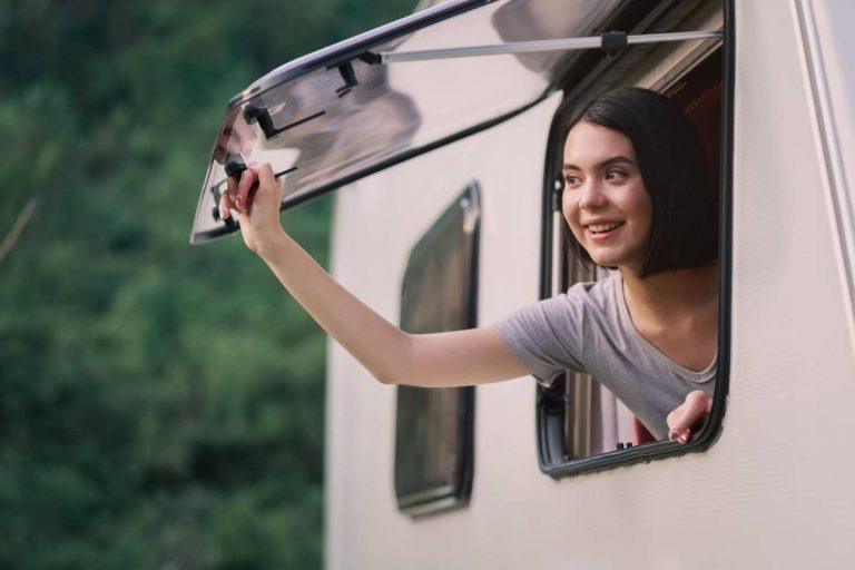 Proteger las ventanas de las autocaravanas a través del oscurecedor y mosquitera de Baie-Car