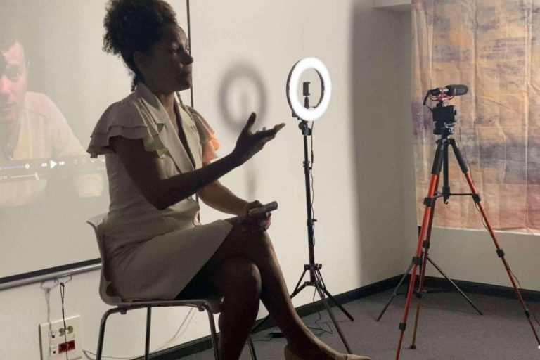 Las empresas valoran más a los profesionales que saben hablar en público, garantiza Esther Nguema