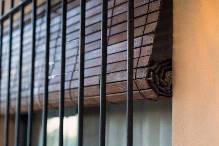 Proteger el hogar y aportar un toque mediterráneo, con las persianas alicantinas de mosquiterasbaratas.com