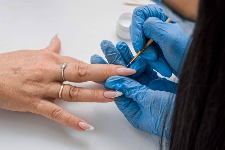 Uñas y Estética brinda cursos online para la formación en uñas