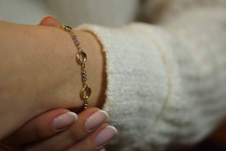 Pulseras de oro con diamantes en El Rubí Joyeros