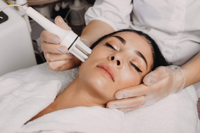 Tratamientos faciales no invasivos a través de la máquina Hydrafacial de Comercial Estética