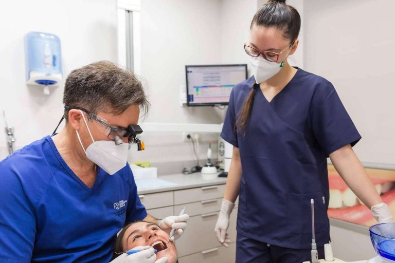 Servicios de implantes dentales en la Clínica Dental Roca