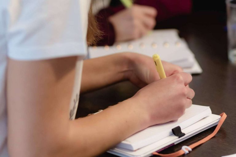 La historia personal de la primera oposición de Úrsula Campos, explicada en el libro Hay una plaza para ti