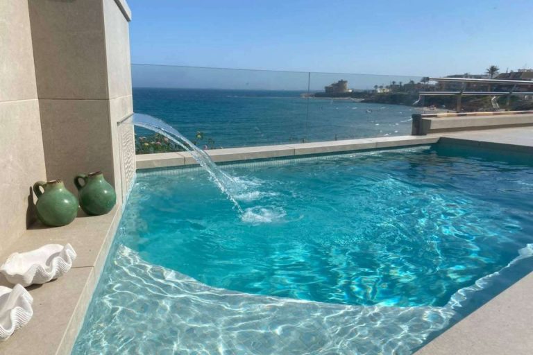 Warmpool promueve un ambiente relajante con la instalación de cascadas y bombas de agua