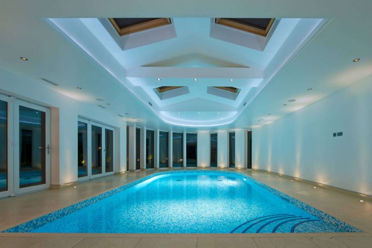 Warmpool aporta brillo y elegancia con los focos LED para piscina