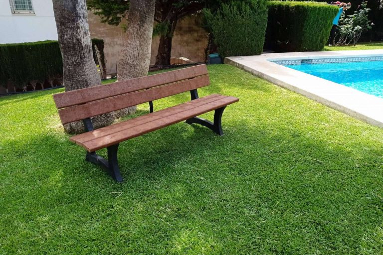 La empresa Abadecom ofrece bancos de plástico reciclado para el uso urbano