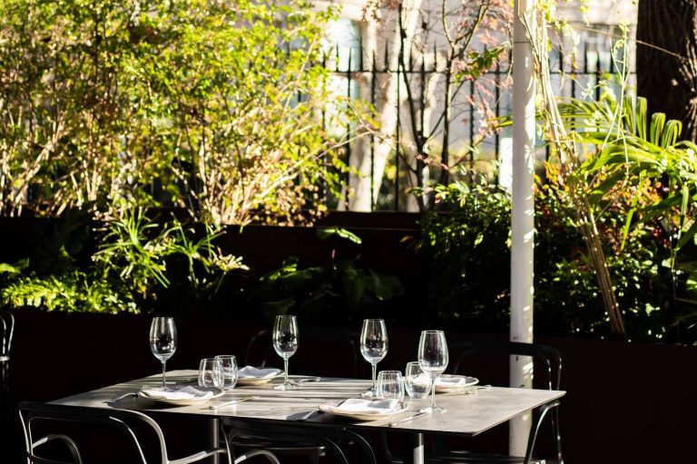 Disfrutar de la gastronomía castellana en jardines y terrazas únicas con Asador de Aranda