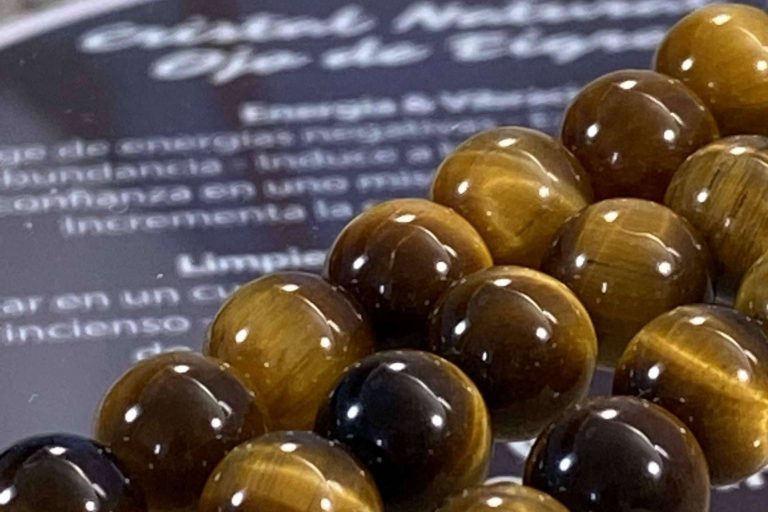 Los enernums elaborados de madera de sándalo y piedras naturales de Enernum