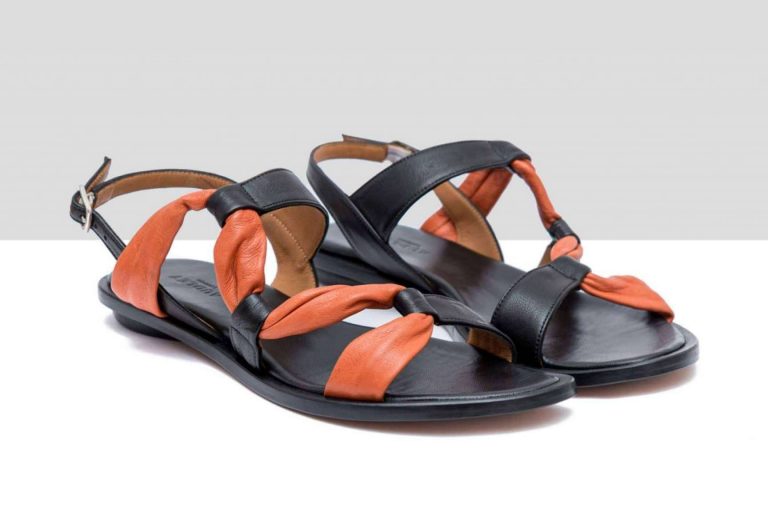 Las sandalias planas como las de Audley son tendencia este verano