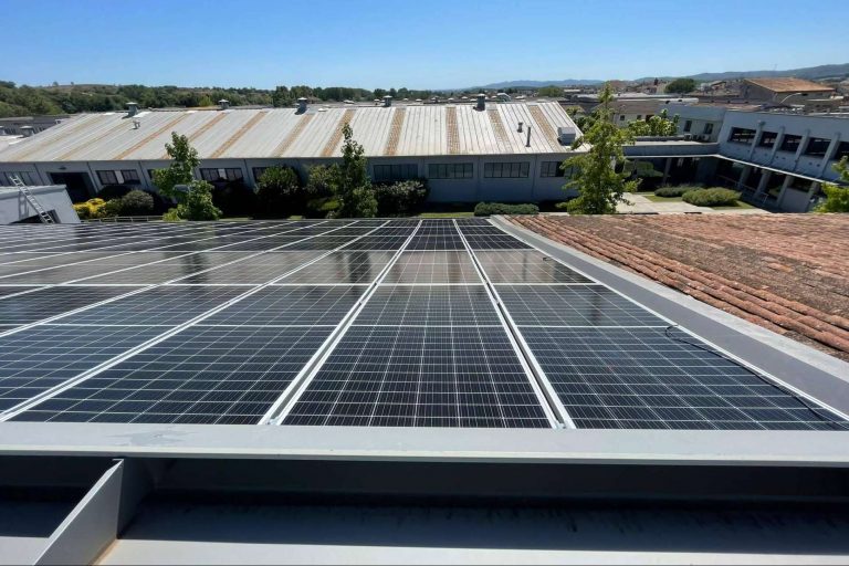 ¿Cómo se benefician las empresas de la energía solar?, el autoconsumo industrial, por Sereco Energía