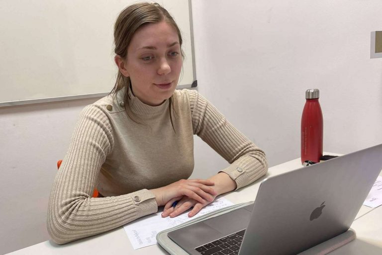 Conseguir un título oficial desde la playa este verano es posible con Aula Inglés Academy