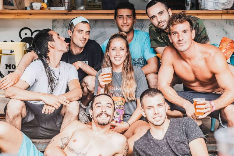 El ambiente beach lifestyle y surf que ofrece Family Surfers