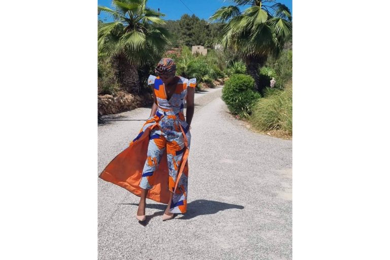 La marca de ropa solidaria Queen Titíne combina diferentes estampados africanos con el estilo occidental