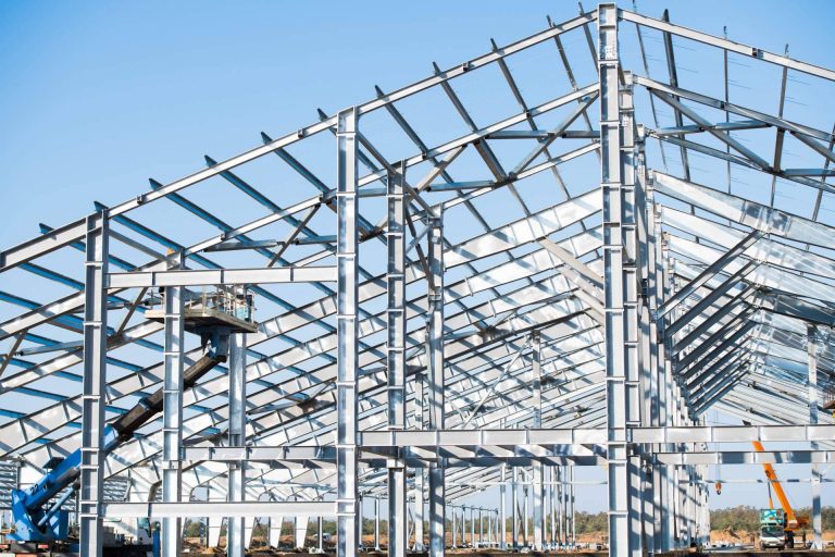 ¿Cuáles son las ventajas de construir con materiales alternativos de construcción respecto a las casas tradicionales?