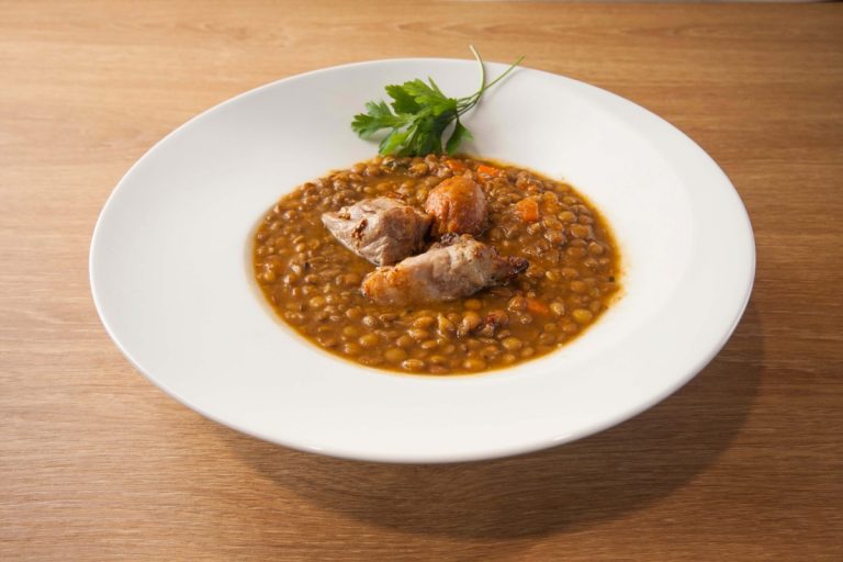 Lentejas con costillas: el guiso que no te va a importar comer en verano