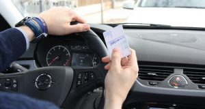 Esto es lo que te puede pasar si conduces con el carné caducado