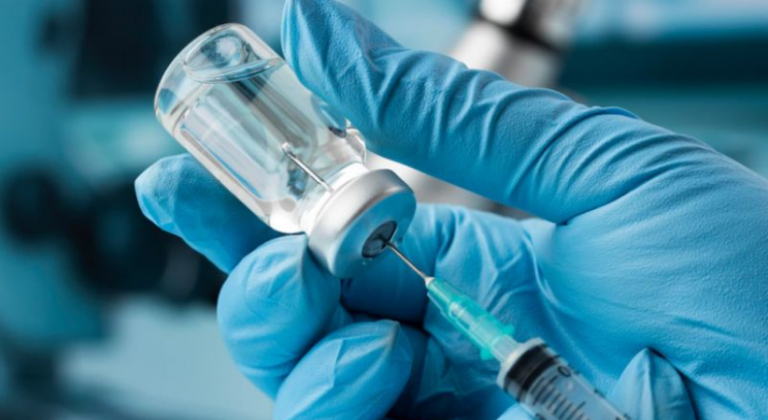 AstraZeneca ofrece una protección igual de efectiva que las vacunas de ARNm