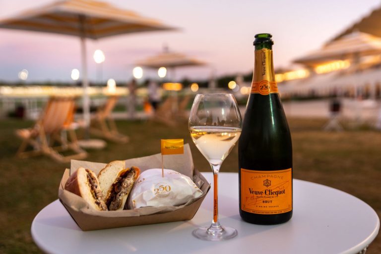 El plan más chic del verano: apuestas en el hipódromo con champagne y burguer