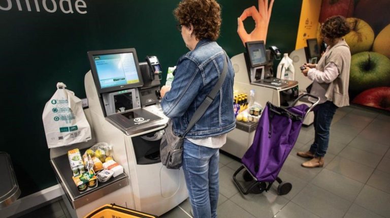 El motivo por el que no debes pagar tu compra del súper en una caja de autocobro