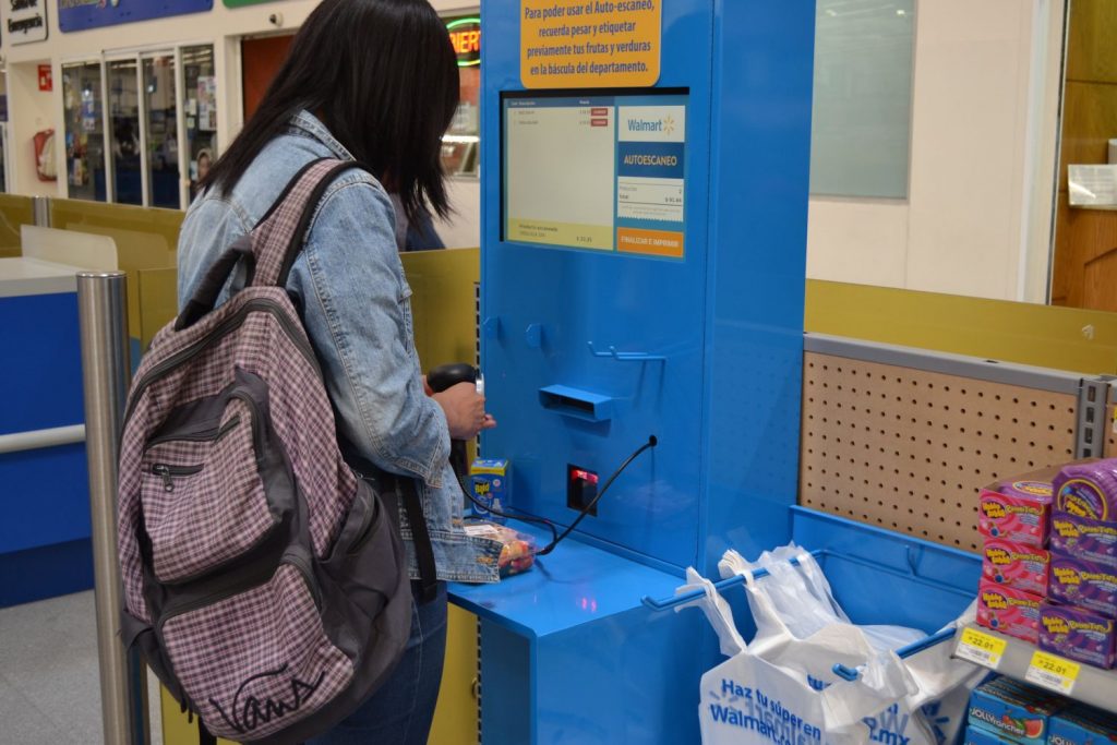 El motivo por el que no debes pagar tu compra del súper en una caja de autocobro