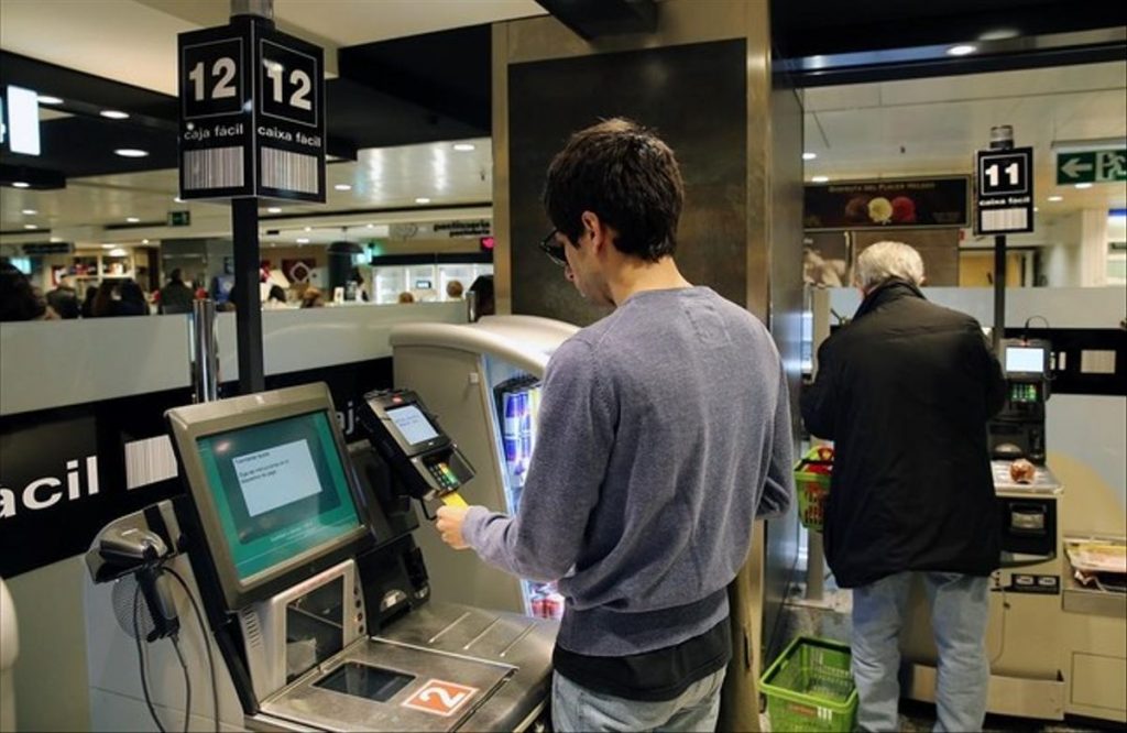 El motivo por el que no debes pagar tu compra del súper en una caja de autocobro