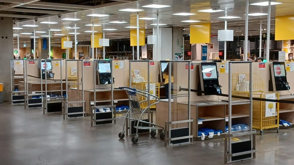 El motivo por el que no debes pagar tu compra del súper en una caja de autocobro