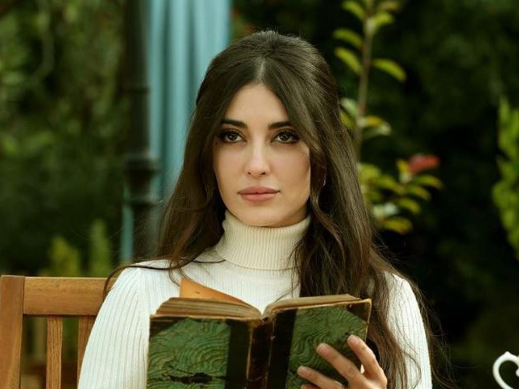 Conoce a fondo a Melike Ipek Yalova, la actriz que da vida a Müjgan en Tierra Amarga