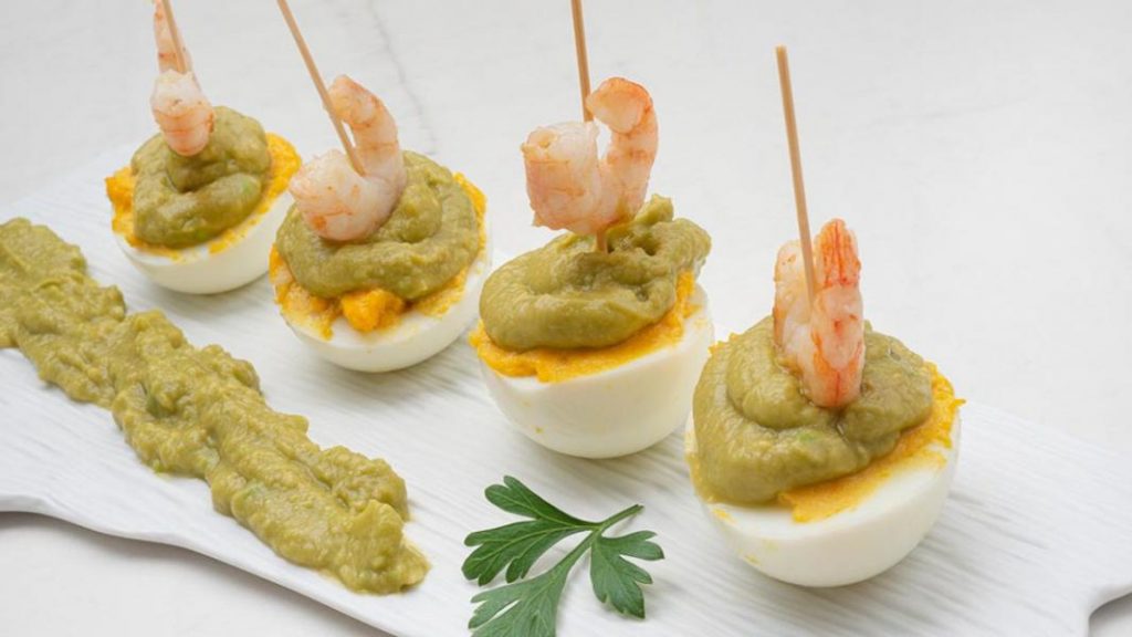 Cómo hacer los huevos rellenos con gambas al ajillo