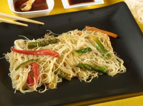 Así puedes hacer en casa unos fideos de arroz chinos que parezcan de restaurante Así puedes hacer en casa unos fideos de arroz chinos que parezcan de restaurante