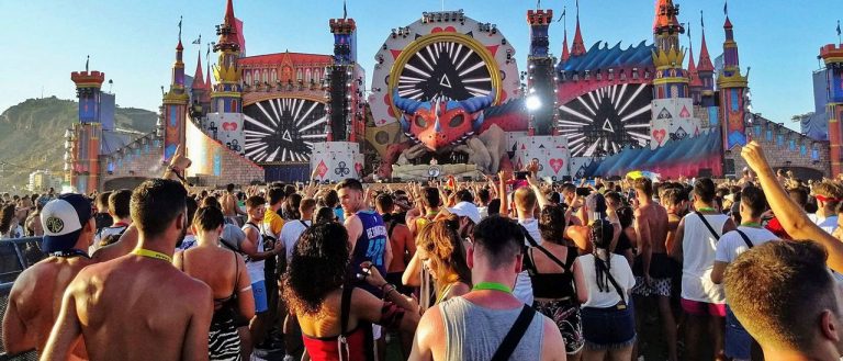 Cerca de 400 asistentes al Medusa Festival pasan la noche en el polideportivo de Cullera